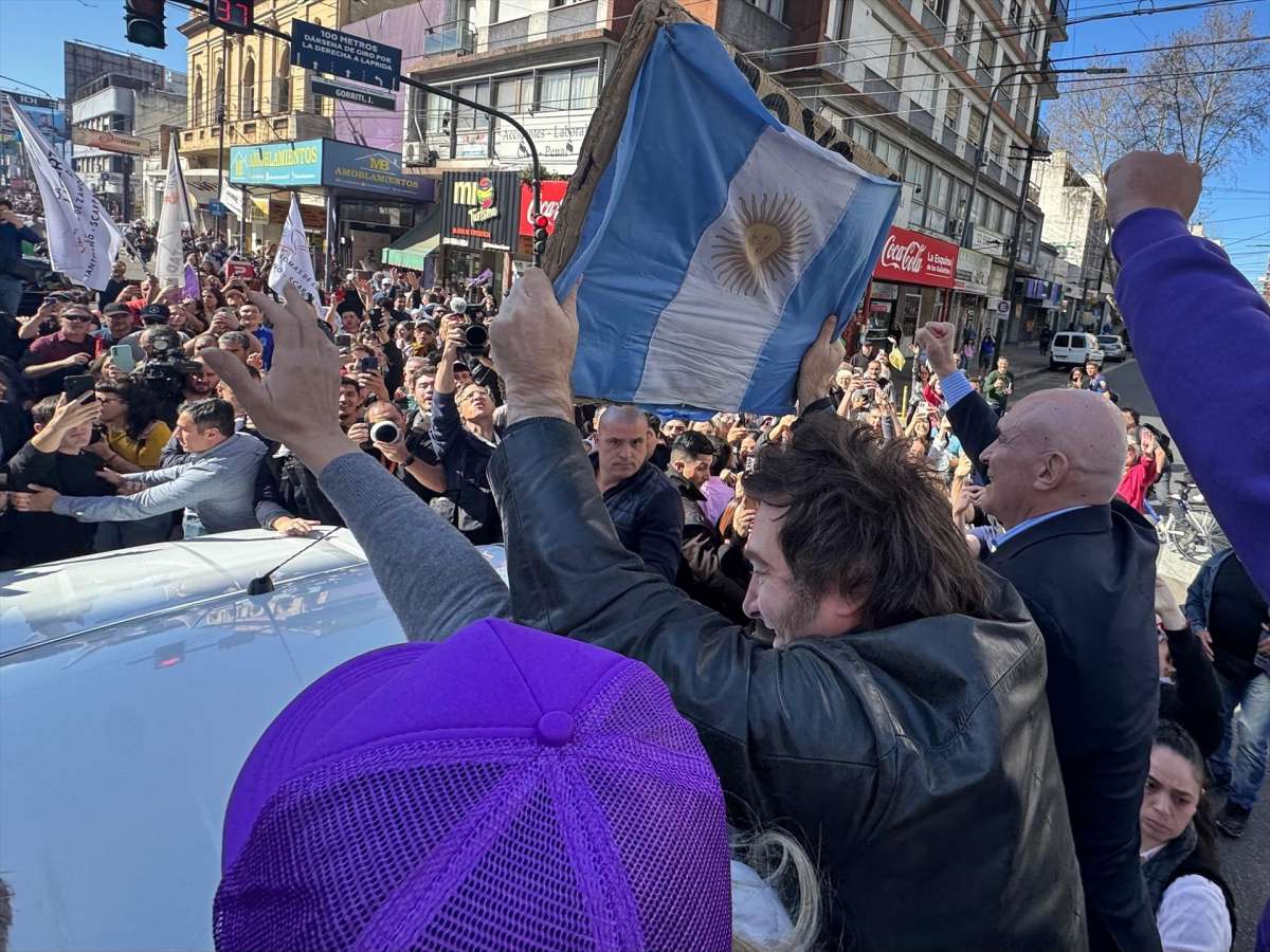 Evacúan a Milei y a su hermana tras sufrir un lanzamiento de objetos en un acto electoral