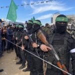 La crueldad de Hamás: obliga a un rehén a cavar su propia tumba, a leer un guion y se lo manda a sus familiares