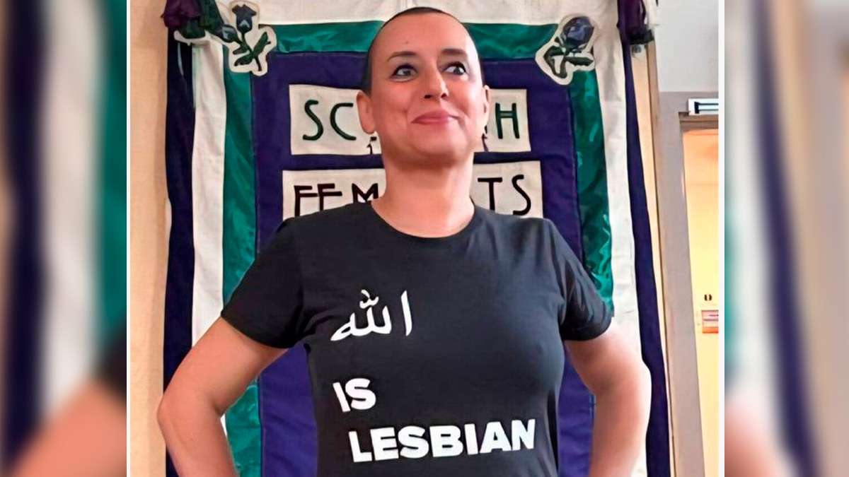 Piden 5 años de cárcel en Marruecos a una feminista por posar con una camiseta en la que ponía “Alá es lesbiana”