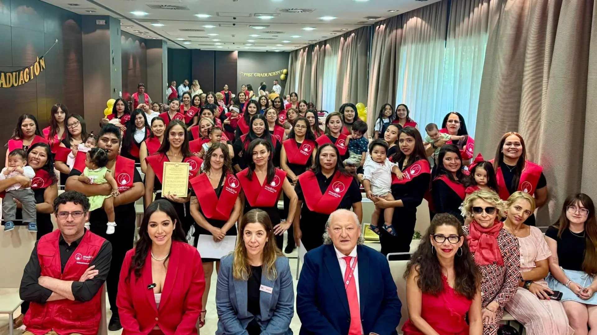 Setenta mujeres se gradúan en la Universidad de Madres tras superar la exclusión, violencia, migración y pobreza