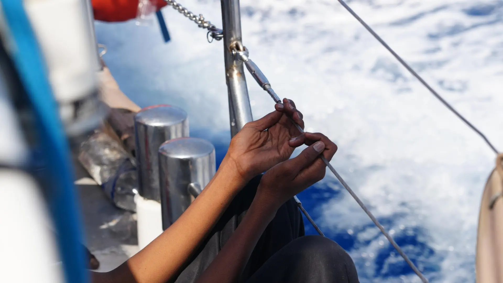 Tres hermanas menores de edad mueren al hundirse una patera en el Mediterráneo Tres hermanas menores de edad mueren al hundirse una patera en el Mediterráneo