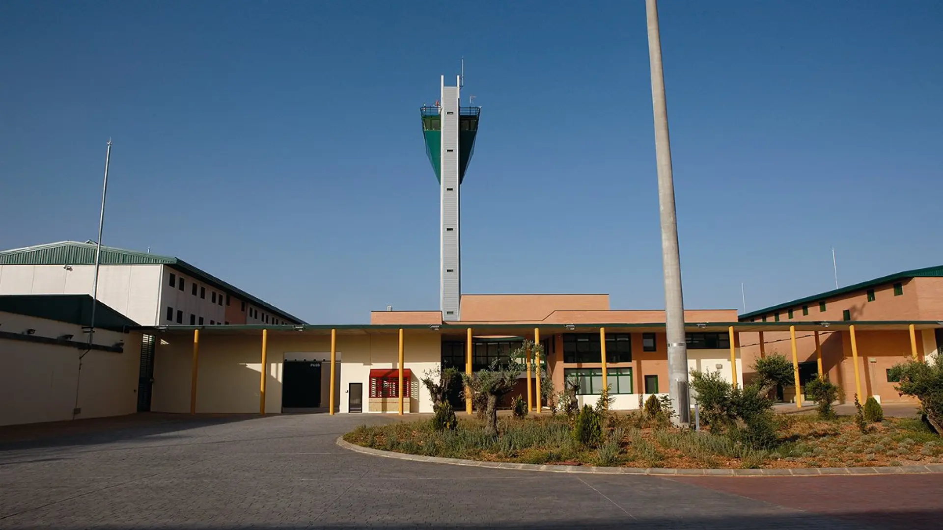 Un preso «amenaza» y propicia una «brutal agresión» a un funcionario de la cárcel Sevilla II