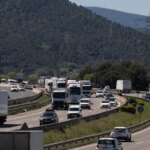 Una profesora de autoescuela explica cómo debes actuar si un coche va pegado a ti por detrás
