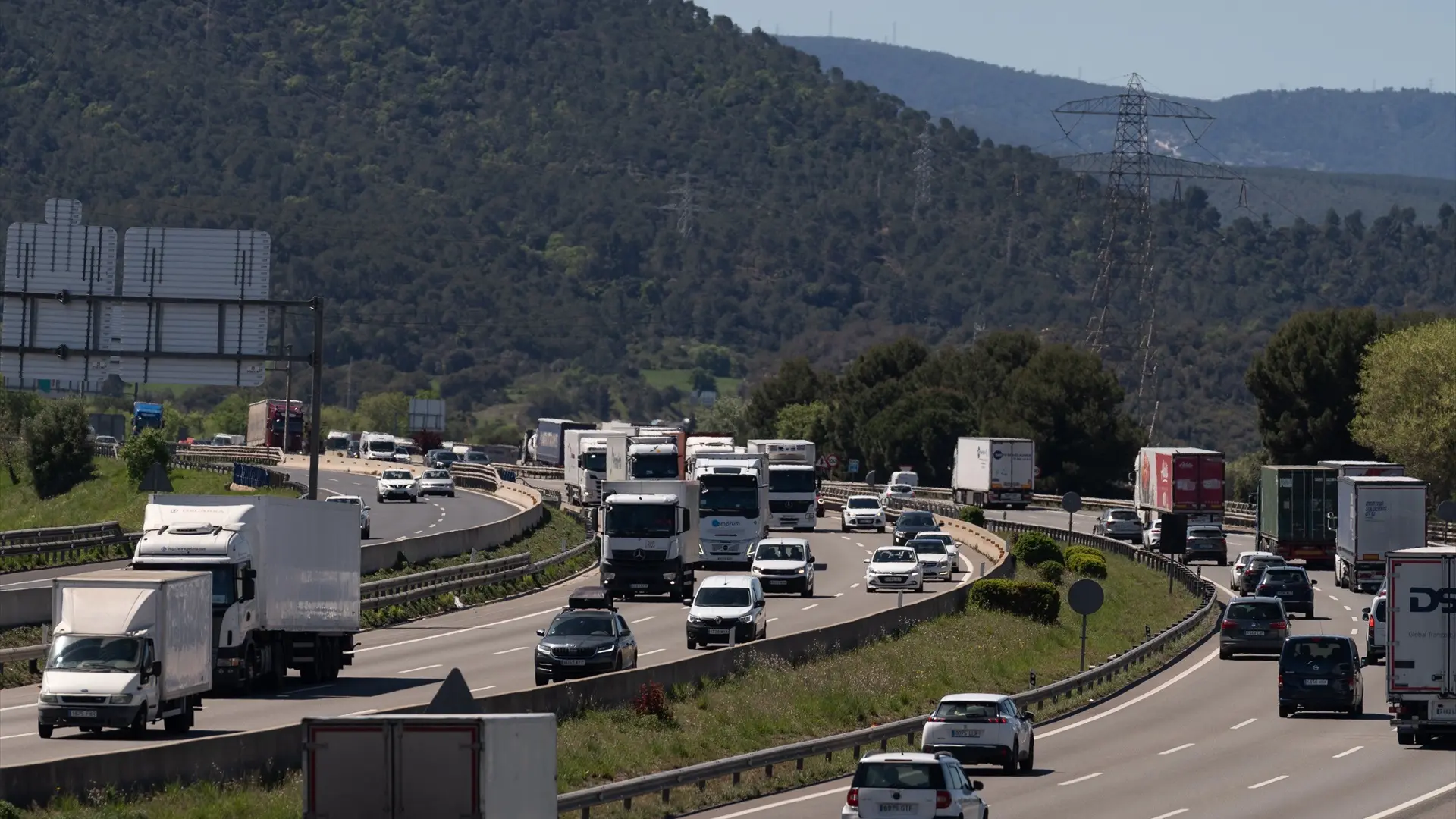 Una profesora de autoescuela explica cómo debes actuar si un coche va pegado a ti por detrás