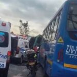 Grave accidente de tres buses en la Avenida Boyacá: hay decenas de heridos