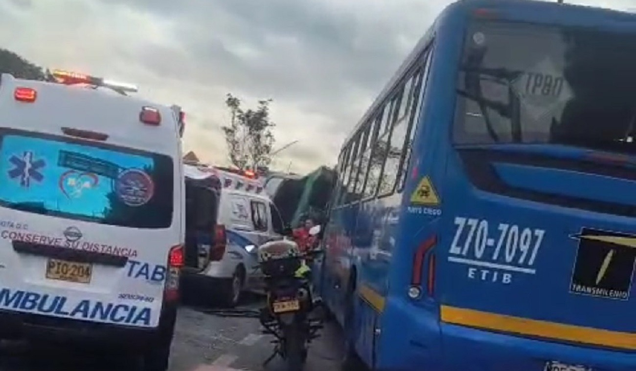 Grave accidente de tres buses en la Avenida Boyacá: hay decenas de heridos