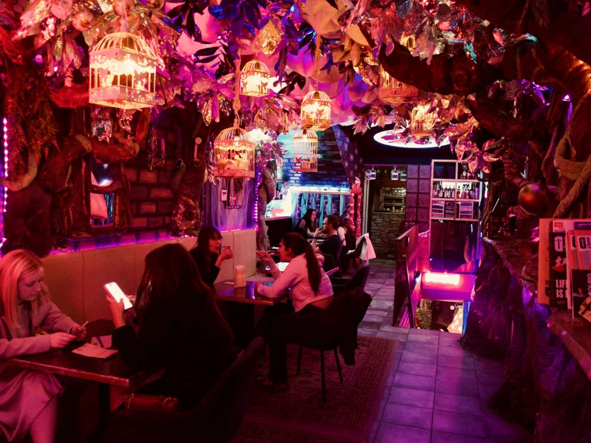 Cenar entre pociones y bosques encantados: el plan más original del centro de Madrid