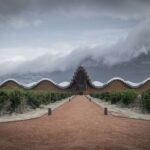 Ysios, la espectacular bodega diseñada por Calatrava presenta, en pleno agosto, Finca el Nogal