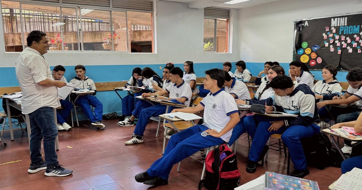 Noticias Medellín: Mil estudiantes de grado once se forman en inglés