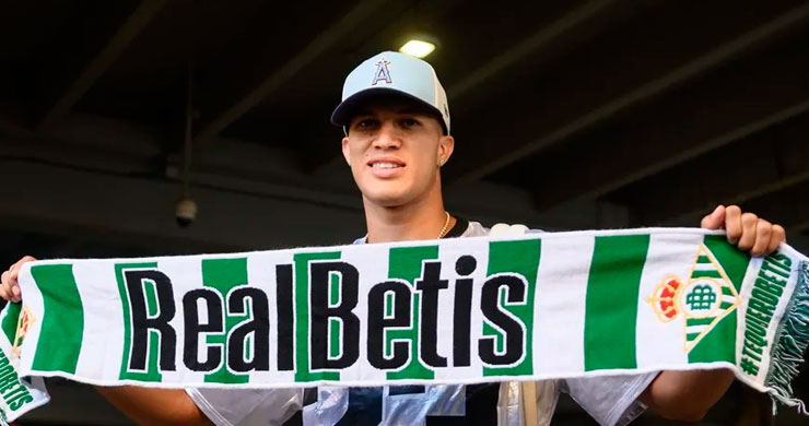 El Betis anuncia el fichaje del colombiano Nelson Deossa hasta 2030