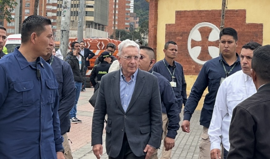 Álvaro Uribe en Bogotá: visitó tumba de Miguel Uribe y lugar del atentado