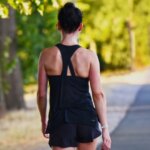Qué significa caminar con la mirada puesta en el suelo, según la psicología
