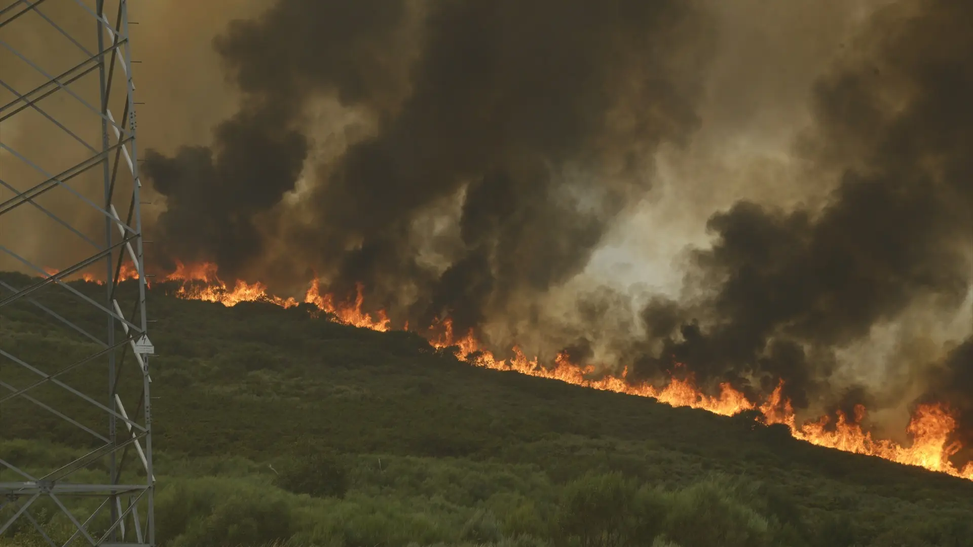 suma 18 grandes incendios sin apagar y arrasan casi 43.500 hectáreas