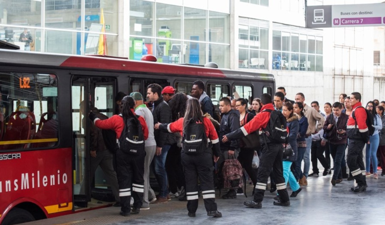 ¿Qué pasa si lo agarran bebiendo ‘pola’ en TransMilenio? Quedará ‘pasmado’ ¿Qué pasa si lo agarran bebiendo ‘pola’ en TransMilenio? Quedará ‘pasmado’