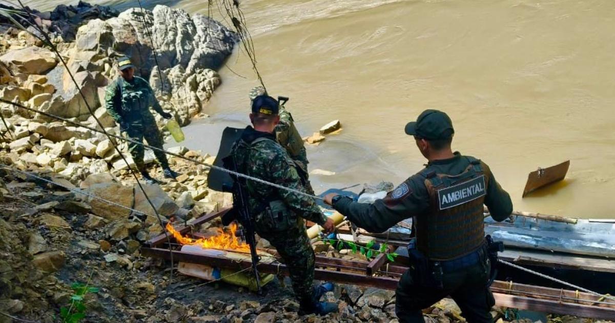 Noticias Antioquia: Ejército destruyó seis dragas para la minería ilegal