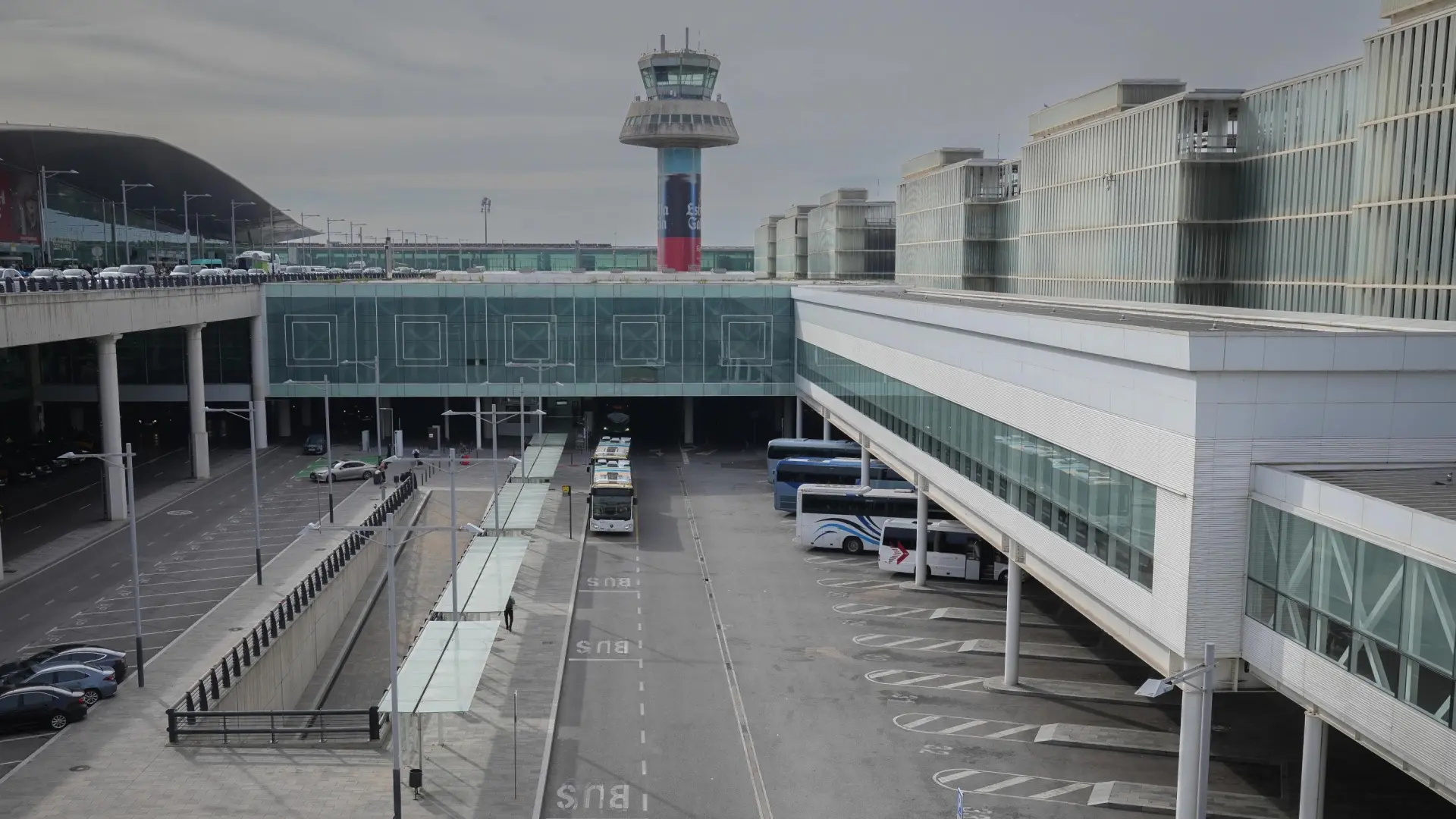 Aena destinará 700 millones para desplazar la fachada de la T1 del aeropuerto de Barcelona y ganar 70.000 metros cuadrados Aena destinará 700 millones para desplazar la fachada de la T1 del aeropuerto de Barcelona y ganar 70.000 metros cuadrados