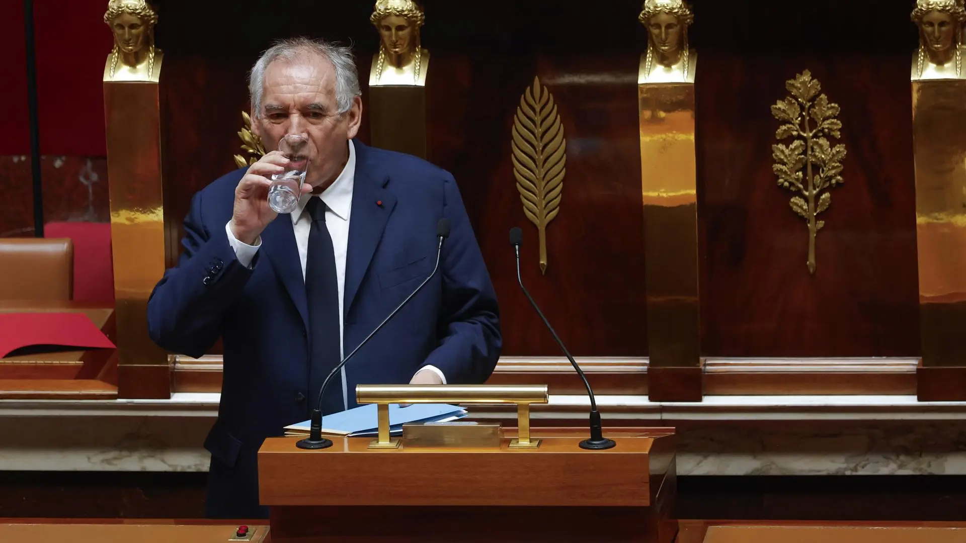 Bayrou pierde la moción de confianza y el país vuelve a la parálisis política con Macron señalado