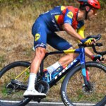 Carlos Verona estalla tras la caída de Javi Romo en la Vuelta: "Espero que se reprima con fuerza"