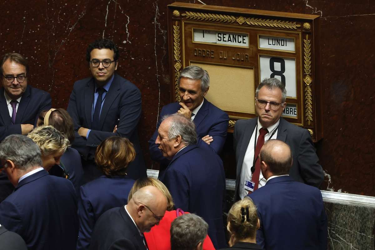 El dilema de Macron: intentar un primer ministro socialista o convocar elecciones