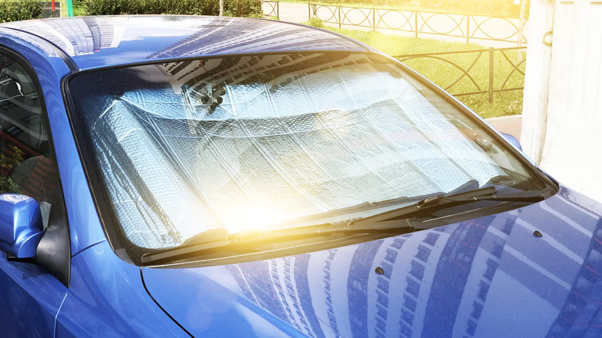 El parasol más práctico para el coche es fácil de guardar, tiene bloqueo solar y cuesta 6 euros