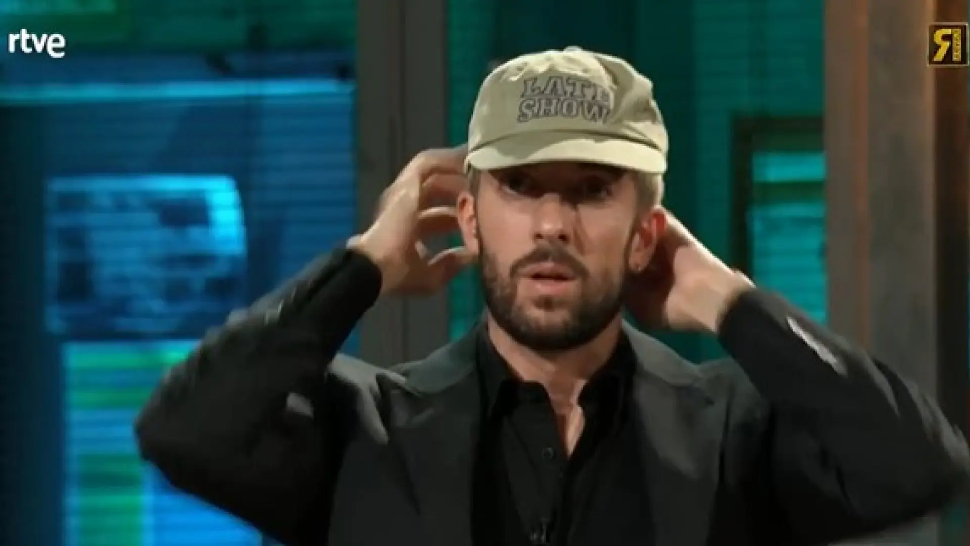 El regalo que Brays Efe le ha hecho en ‘La Revuelta’ a Broncano y que han relacionado con Jimmy Kimmel