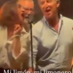 Feijóo se sube al escenario de un bar de A Coruña para cantar ‘Mi limón, mi limonero’: «Me gusta la fruta»