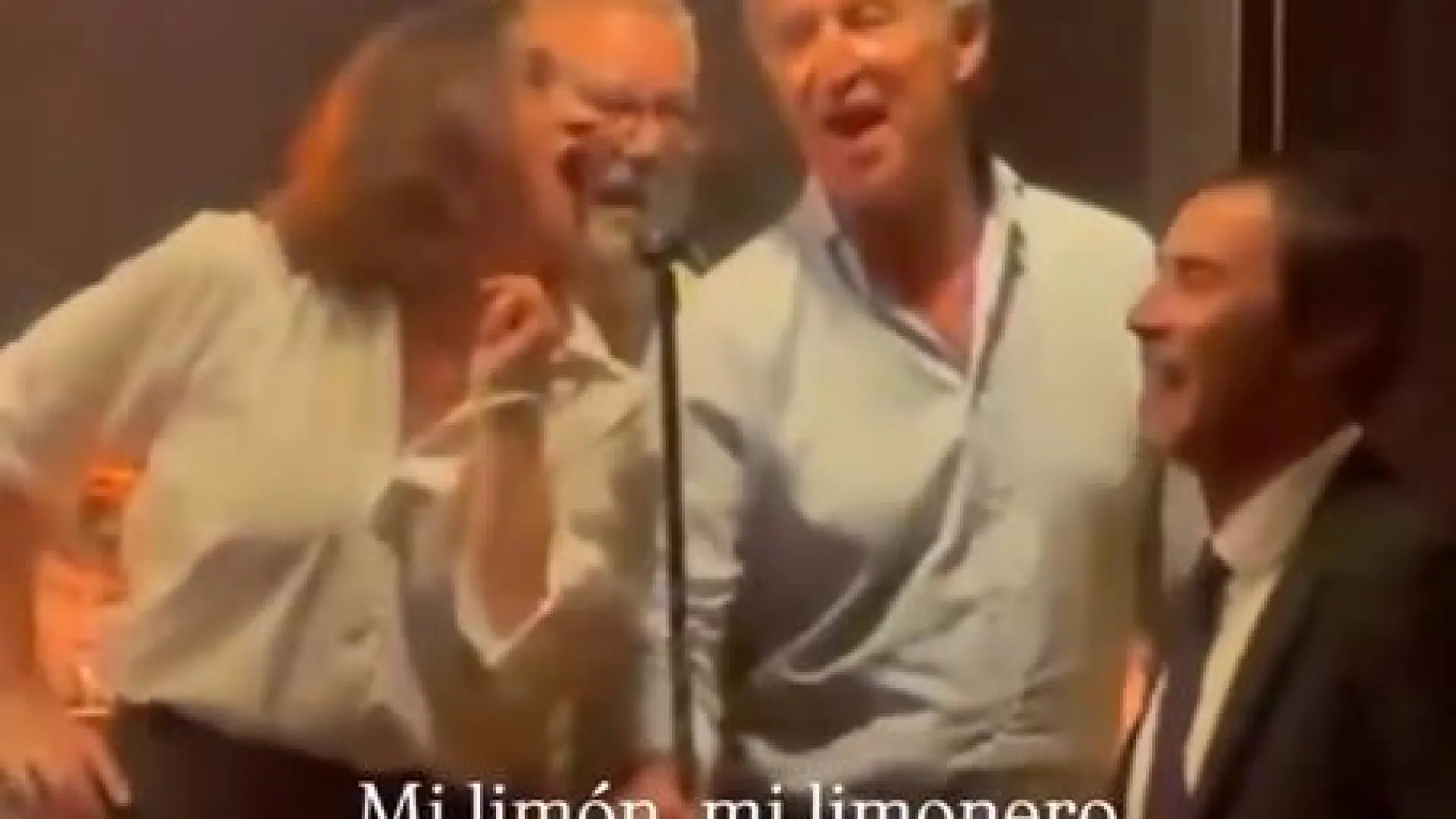 Feijóo se sube al escenario de un bar de A Coruña para cantar ‘Mi limón, mi limonero’: «Me gusta la fruta» Feijóo se sube al escenario de un bar de A Coruña para cantar ‘Mi limón, mi limonero’: «Me gusta la fruta»