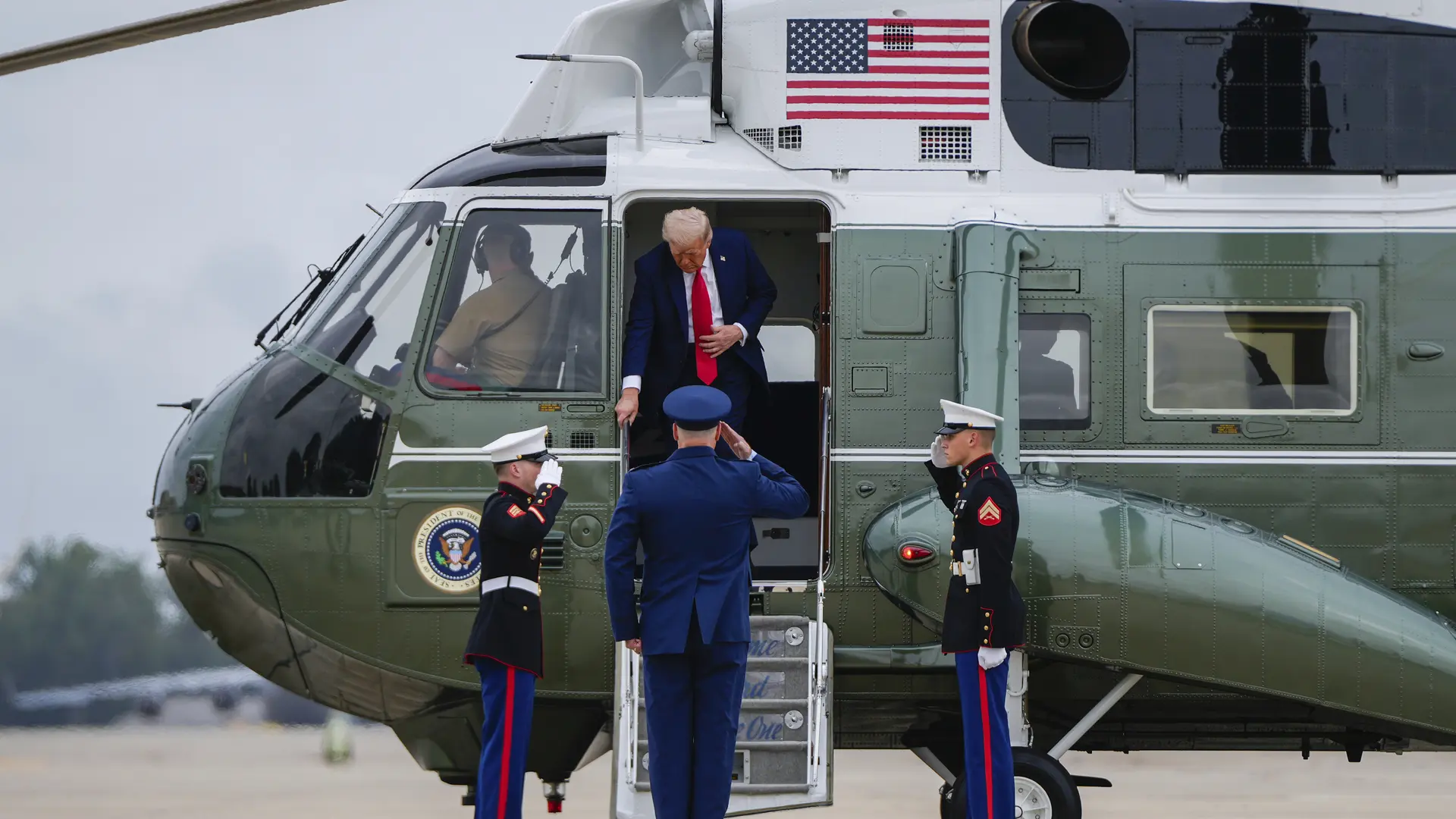 Imputan a un hombre que apuntó con un láser al helicóptero en el que viajaba Trump