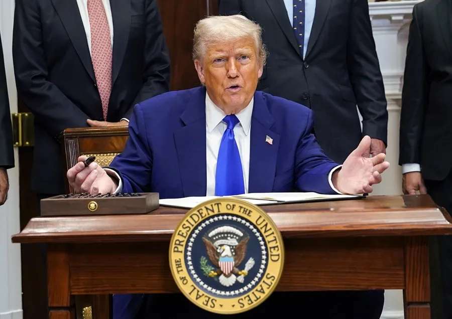 La UE recuerda a Trump que no puede aplicar aranceles del 100% por el acuerdo comercial vigente La UE recuerda a Trump que no puede aplicar aranceles del 100% por el acuerdo comercial vigente