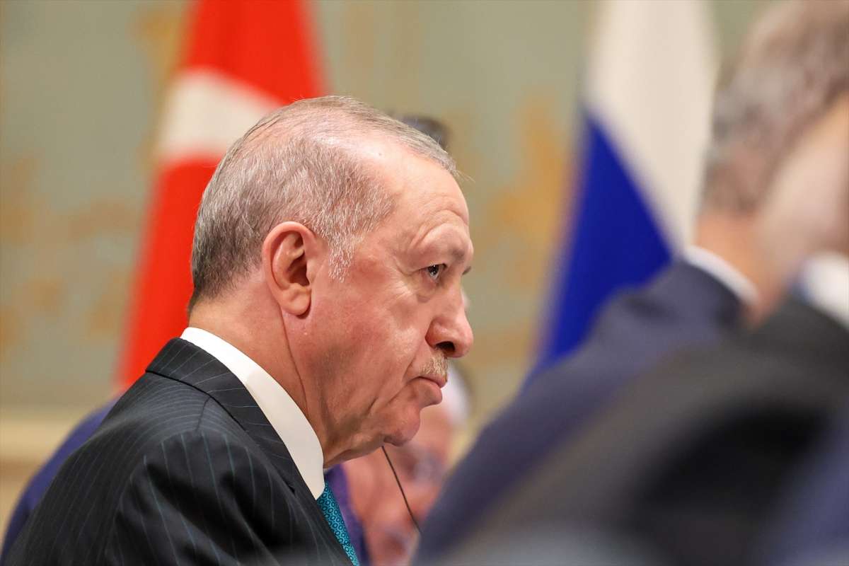 La deriva autoritaria de Erdogan continúa: arrestan a un cómico y un rapero por chistes contra el Islam