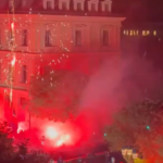 Los ultras del PSG toman las calles de París con bengalas y fuegos artificiales para celebrar el Balón de Oro de Dembélé