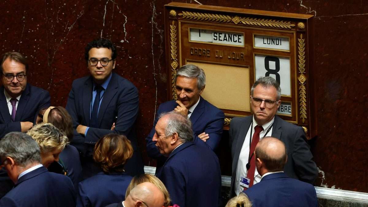 Macron acepta la dimisión de Bayrou después de perder la moción de confianza