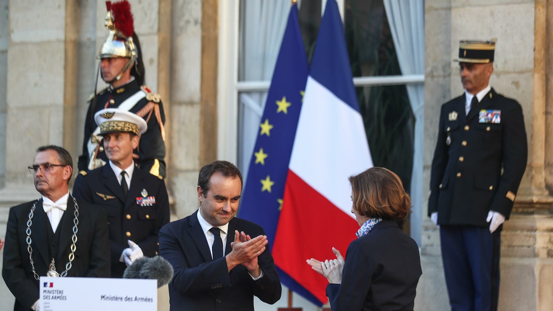 Macron, dispuesto a renunciar a sus principios para obtener el apoyo de los socialistas al nuevo primer ministro Macron, dispuesto a renunciar a sus principios para obtener el apoyo de los socialistas al nuevo primer ministro