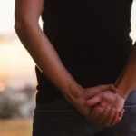 Qué significa ir caminado con las manos en la espalda, según la psicología