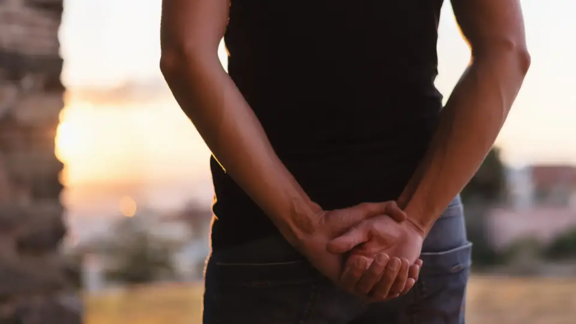 Qué significa ir caminado con las manos en la espalda, según la psicología Qué significa ir caminado con las manos en la espalda, según la psicología