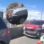Choque múltiple en la NQS con Sexta involucró un taxi, dos carros y una moto que quedó debajo de uno de los vehículos