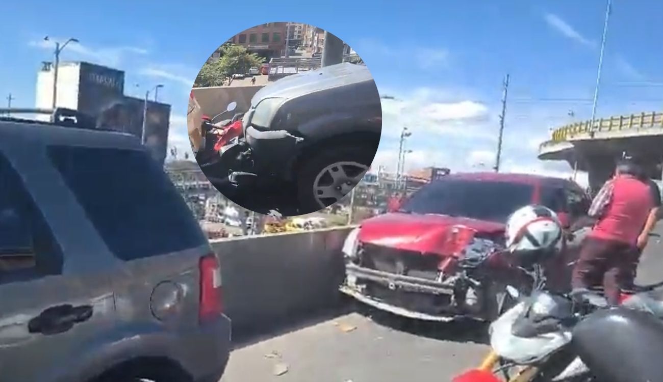 Choque múltiple en la NQS con Sexta involucró un taxi, dos carros y una moto que quedó debajo de uno de los vehículos