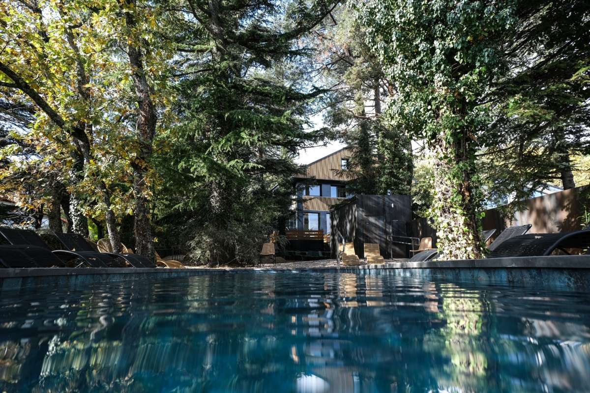Turismo rural de lujo a menos de una hora de Madrid: refugios de diseño y gastronomía de alta cocina en la Sierra