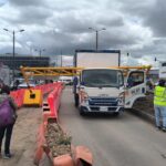 Dos camiones bloquean el tránsito en la calle 13 este miércoles