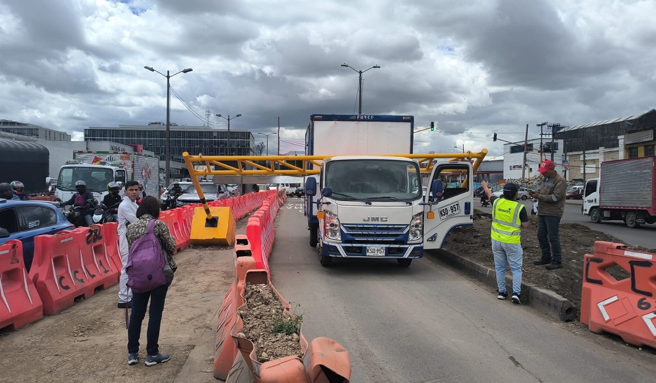 Dos camiones bloquean el tránsito en la calle 13 este miércoles