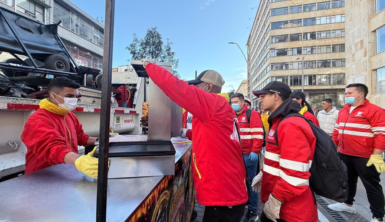 Carros de comida incautados en el centro de Bogotá por alimentos dañados