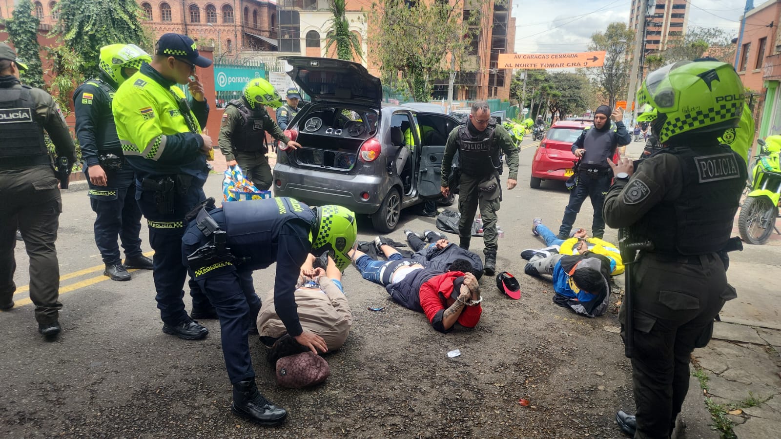 Robo en droguería en el norte de Bogotá: 5 capturados Robo en droguería en el norte de Bogotá: 5 capturados