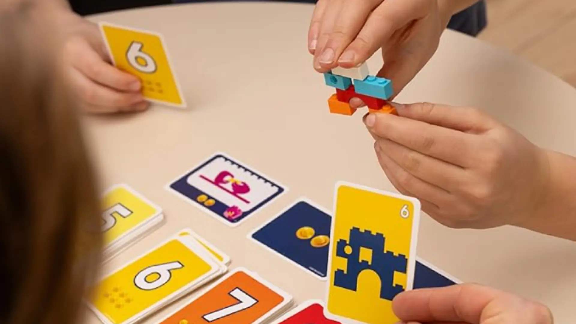 el divertido (y competitivo) juego de mesa que todos los fans de los ladrillos de colores quieren