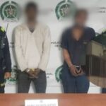 Ladrones iban a robar una casa, subieron al techo y uno cayó al suelo