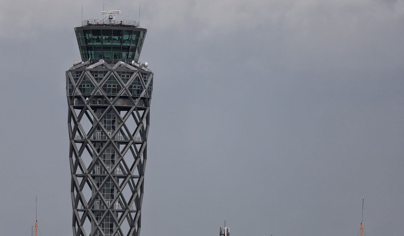 Ingreso de joven a torre de control de El Dorado: van cinco suspendidos