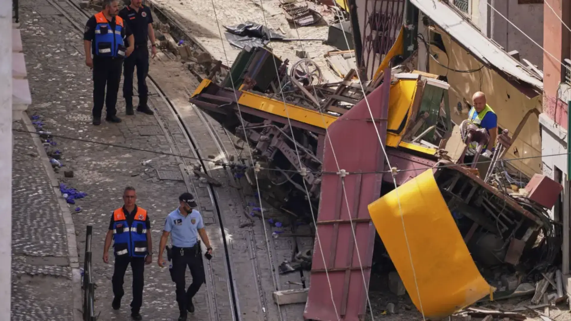 un primer informe apunta a la rotura del cable como causa del accidente del funicular de Lisboa un primer informe apunta a la rotura del cable como causa del accidente del funicular de Lisboa