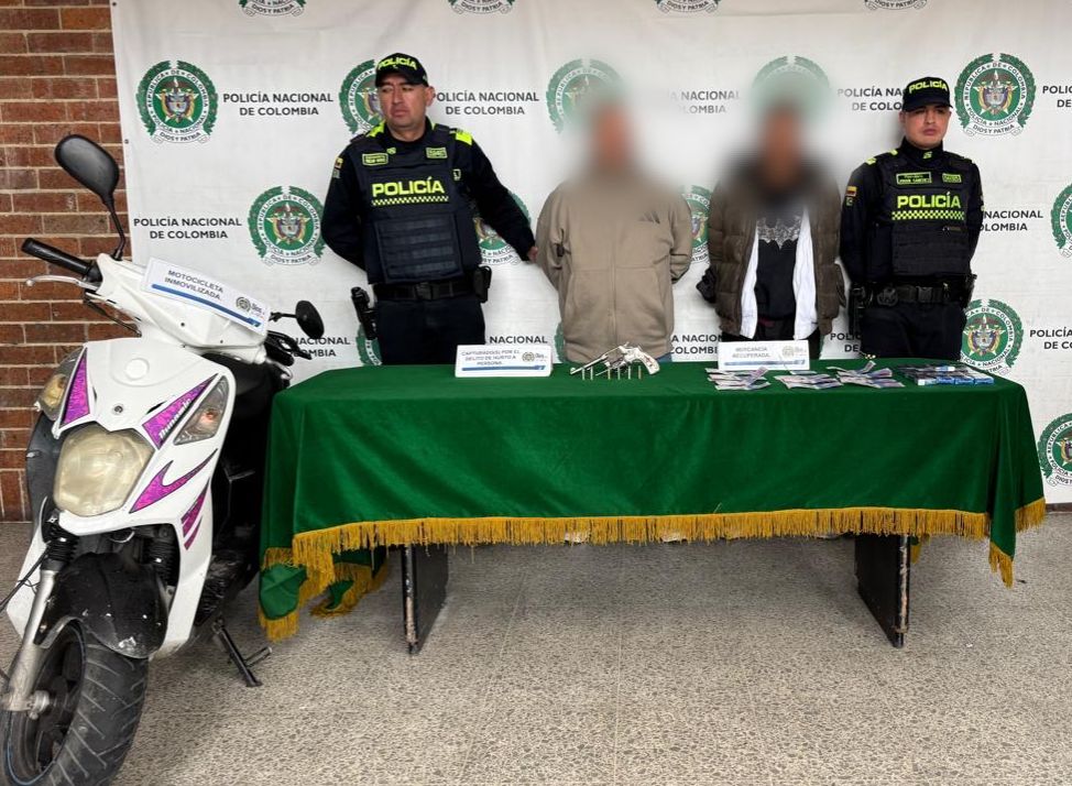 Policía capturó a dos hombres señalados de hurtar una tienda en Bogotá Policía capturó a dos hombres señalados de hurtar una tienda en Bogotá