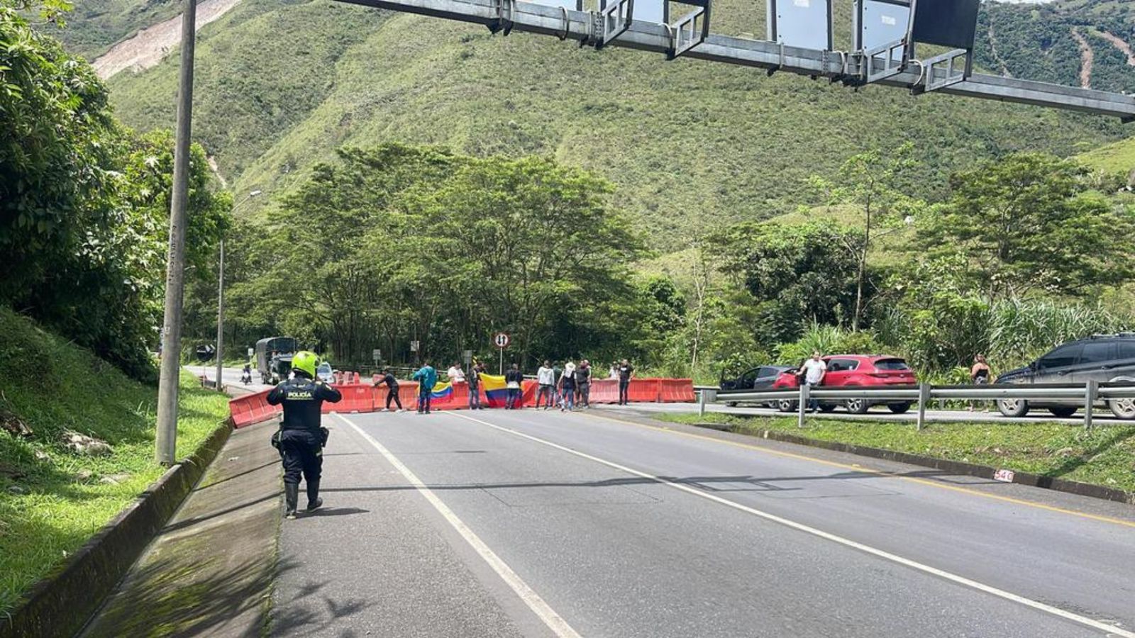 Conductores bloquean la vía al Llano: estos son los cierres Conductores bloquean la vía al Llano: estos son los cierres
