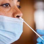 La señal clara que podría revelar que padeces la nueva variante COVID, según un médico