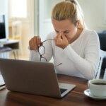 Una neuróloga afirma que el dolor de cabeza vinculado al uso excesivo de pantallas es evitable